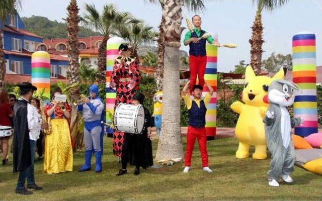 Kemer'de Turistler Için Aile Festivali