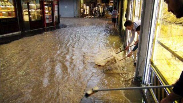 Kilis'te, Ev Ve Işyerlerini Su Bastı