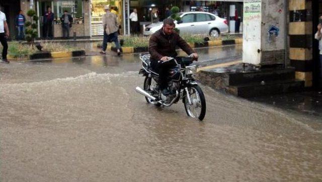 Kilis'te, Ev Ve Işyerlerini Su Bastı