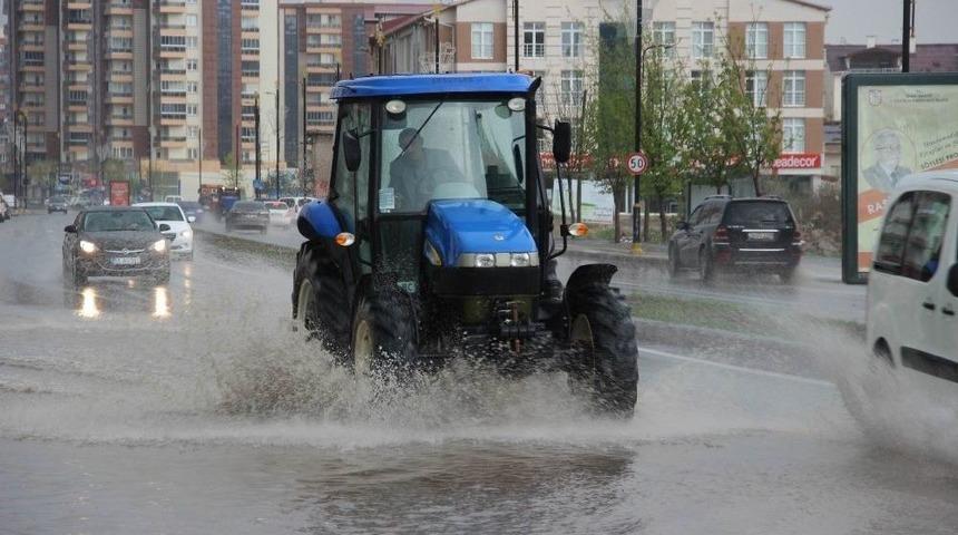 Sivas&rsquo;ta Sağanak Yağış Etkili Oldu
