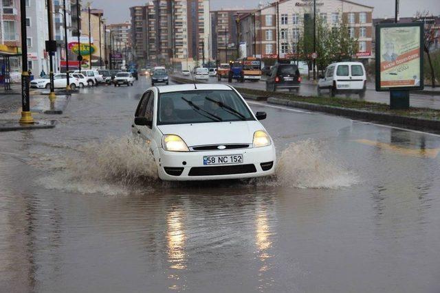 Sivas&rsquo;ta Sağanak Yağış Etkili Oldu 1
