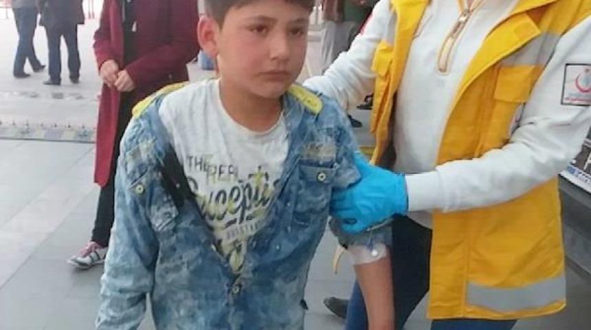 Mendil Satan Suriyeli Çocuk, Kolundan Bıçaklandı