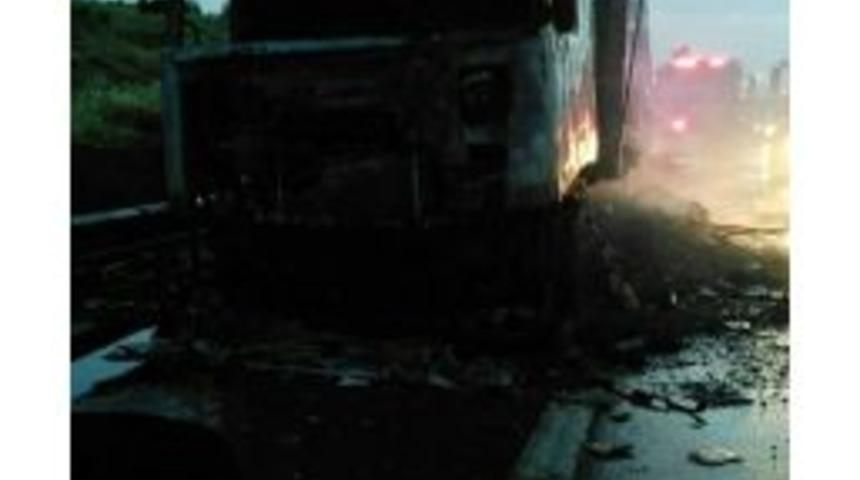 Ceviz Y&uuml;kl&uuml; Tır Alev Alev Yandı