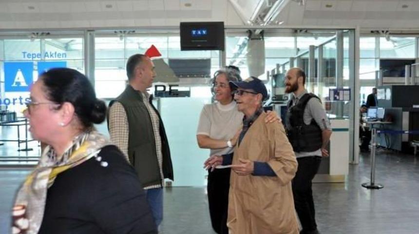 94&rsquo;L&uuml;k Faslı Havalimanında Kayboldu, Kızları Panik Yaptı