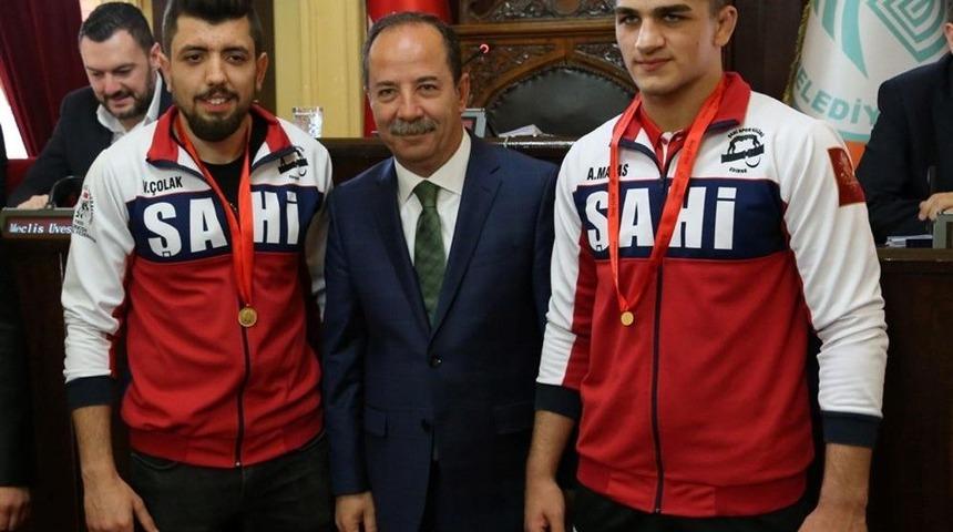 Başarılı Sporcular &Ouml;d&uuml;llendirildi