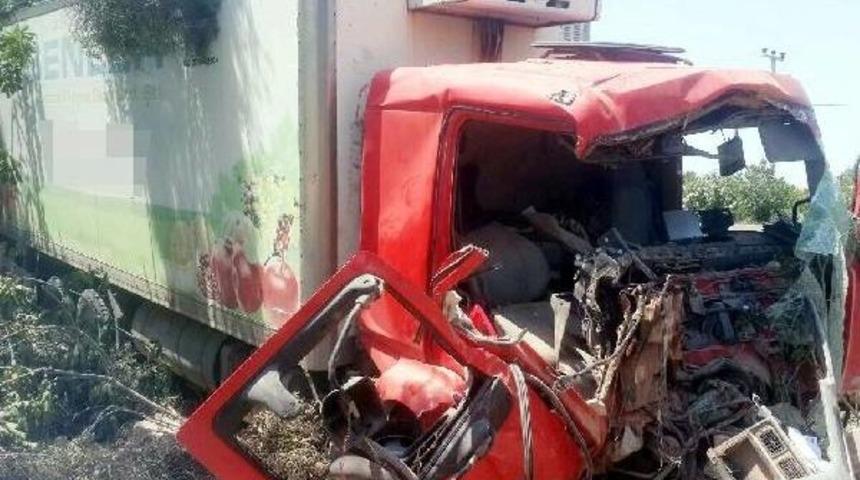 Kamyon Binaya &Ccedil;arptı: 1 &Ouml;l&uuml;, 1 Yaralı