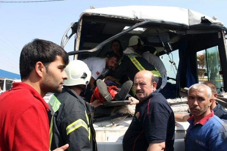 İşçi Servisi Kaza Yaptı: 10 Yaralı G1