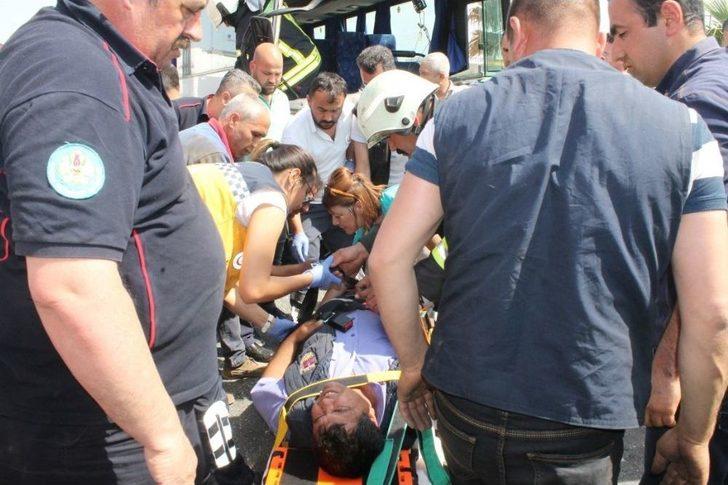 İşçi Servisi Kaza Yaptı: 10 Yaralı G3