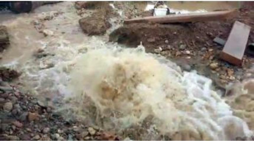 Sondaj Kuyusu A&ccedil;ma &Ccedil;alışmasında İ&ccedil;me Suyu Hattı Patladı