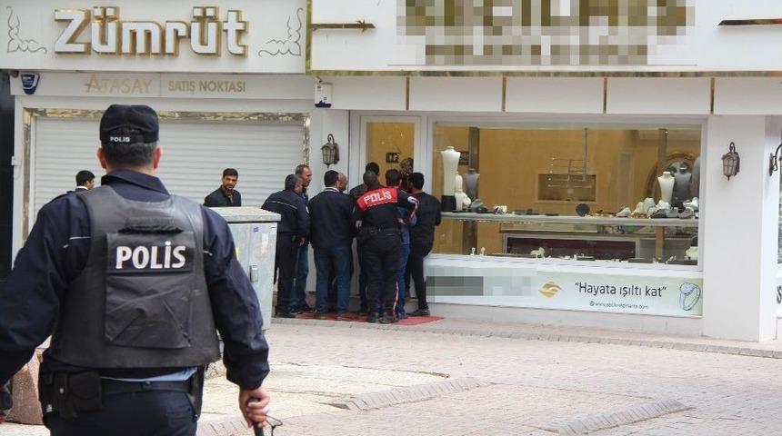 Alacağını Tahsil Etmek İ&ccedil;in Kuyumcuyu Bastı