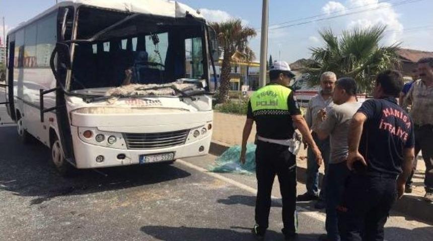 Servis Midib&uuml;s&uuml; Kamyona &Ccedil;arptı: 10 Yaralı