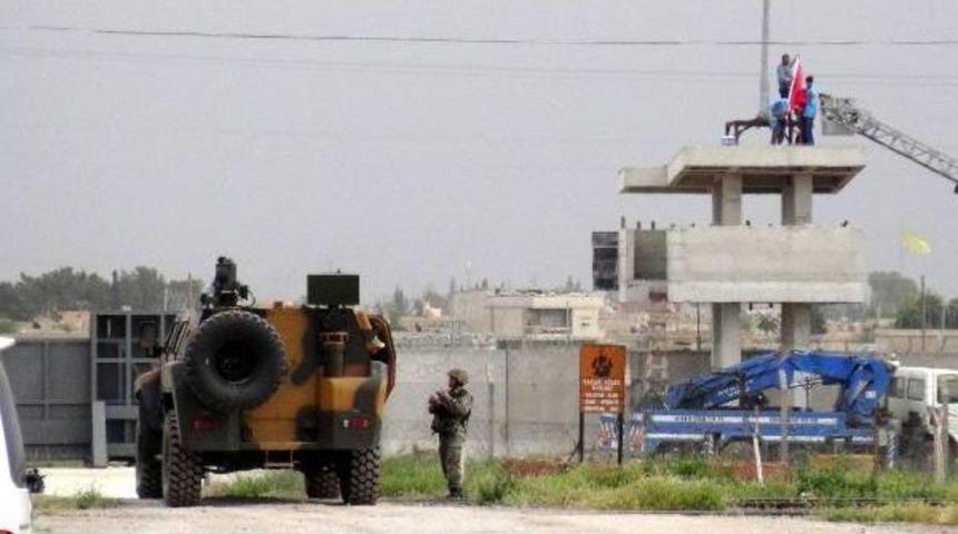 Ak&ccedil;akale Sınırındaki Bayrak Daha Yukarıda Dalgalanacak