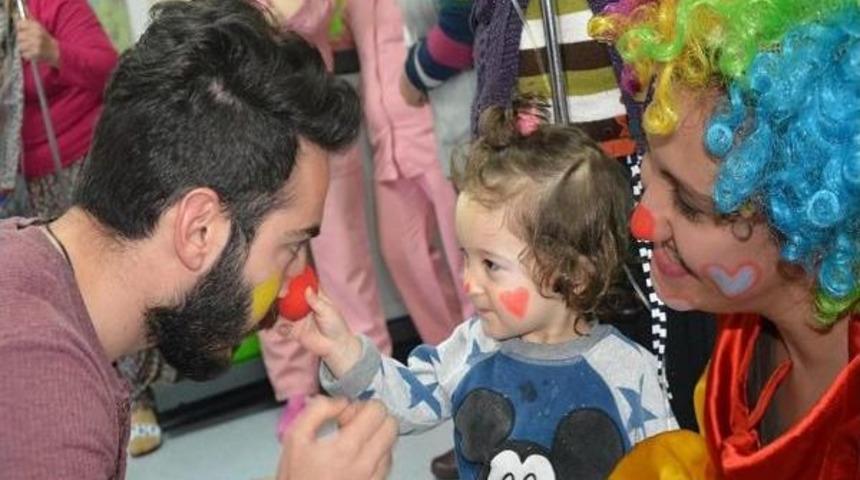 Hasta &Ccedil;ocukların Y&uuml;z&uuml;n&uuml; G&uuml;ld&uuml;rd&uuml;ler