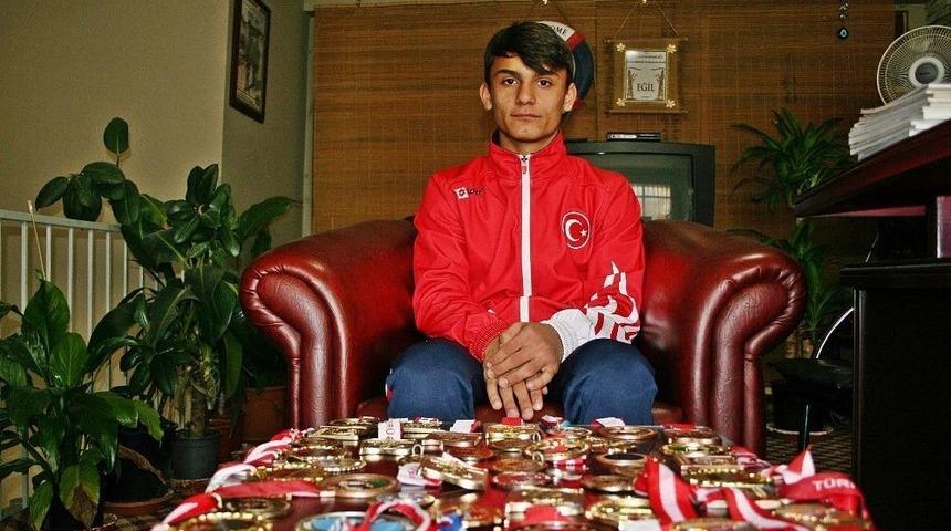 15 Yaşında 50 Madalyası Var