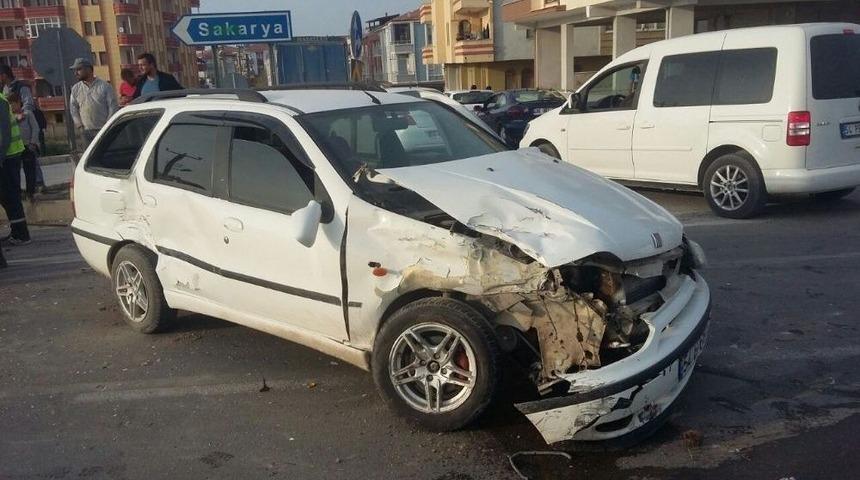 Kamyonet İle Otomobil &Ccedil;arpıştı: 2 Yaralı