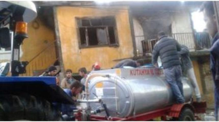 Ahşap Ev &Ccedil;ıkan Yangında Kullanılamaz Hale Geldi