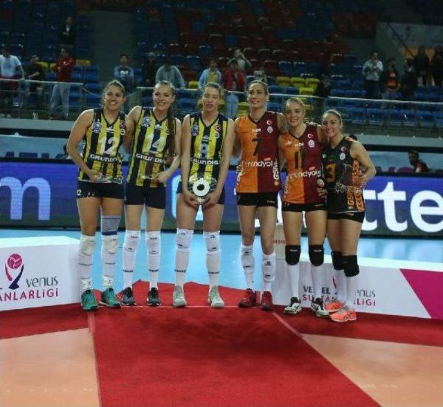 Şampiyon Fenerbahçe Kupayı Kaldırdı