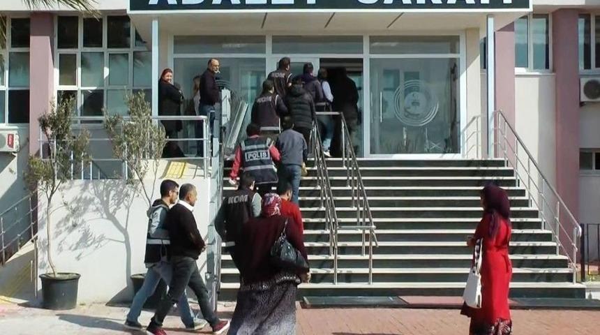 Balıkesir&rsquo;de İnsan Ka&ccedil;ak&ccedil;ıları Tutuklandı