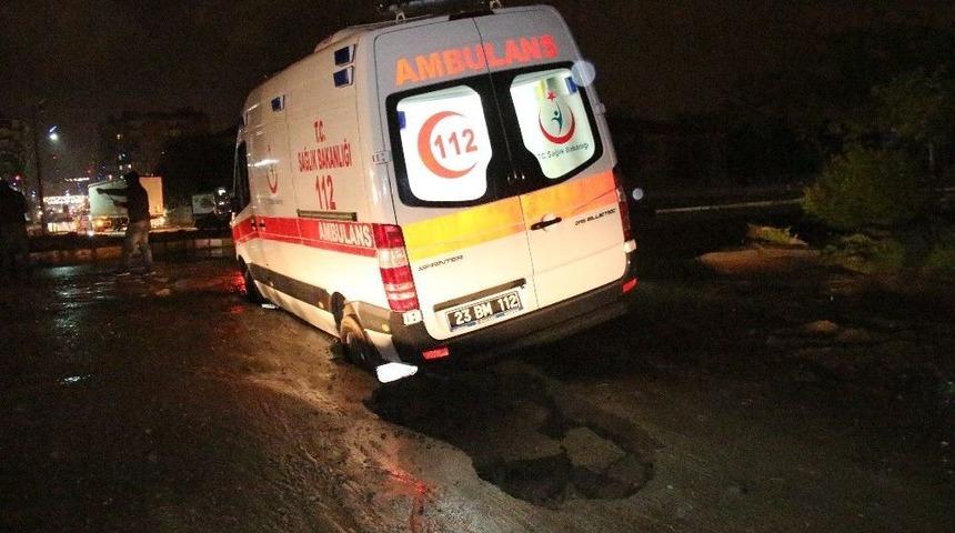 Yolda Mahsur Kalan Ambulanstaki Hastanın Yardımına Polis Yetişti