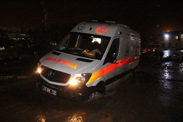 Yolda Mahsur Kalan Ambulanstaki Hastanın Yardımına Polis Yetişti