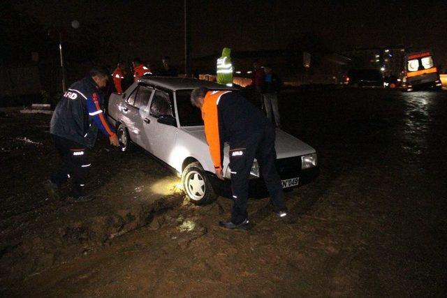 Yolda Mahsur Kalan Ambulanstaki Hastanın Yardımına Polis Yetişti