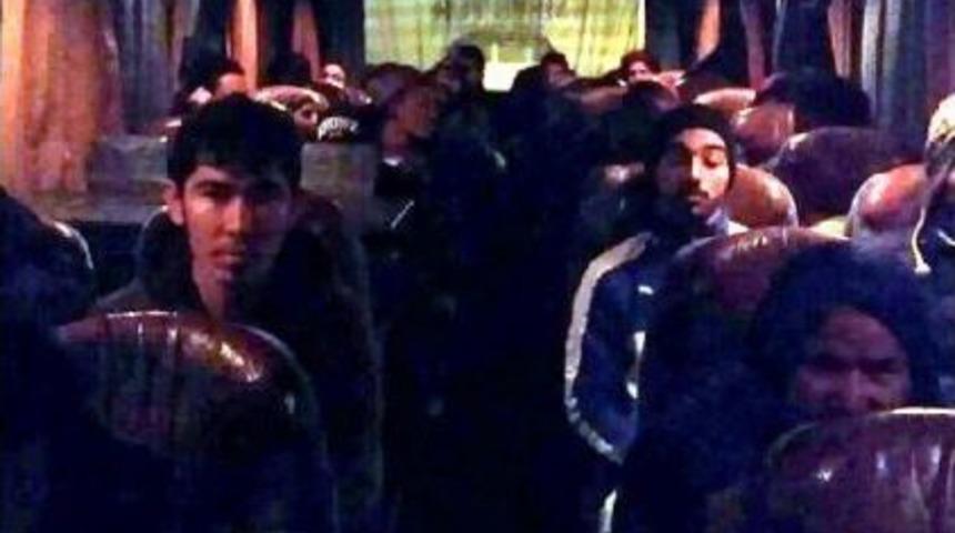 Balıkesir'de Yakalanan 30 G&ouml;&ccedil;men Ka&ccedil;ak&ccedil;ısı Tutuklandı