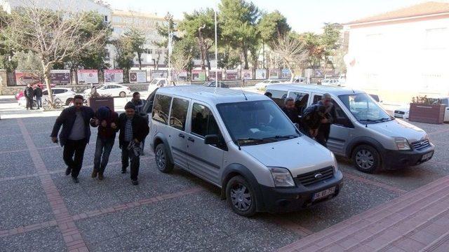 Silahlı Ve Biber Gazlı Market Soygunun Sanıklarına 13 Yıl Hapis Cezası