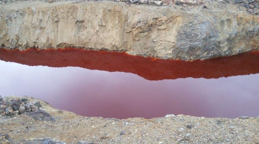 Terk Edilmiş Madendeki G&ouml;let, Kızıla Boyandı