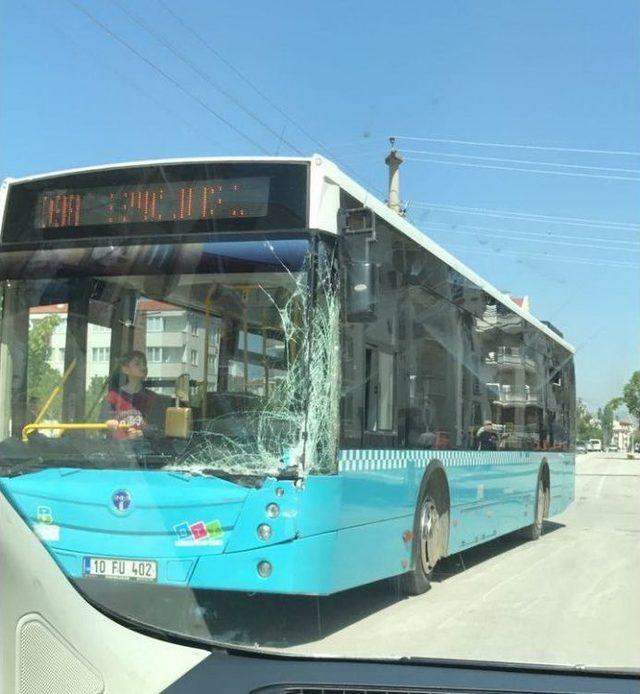 (özel Haber) Otobüsün Kamyonete Çarpma Anı Böyle Görüntülendi