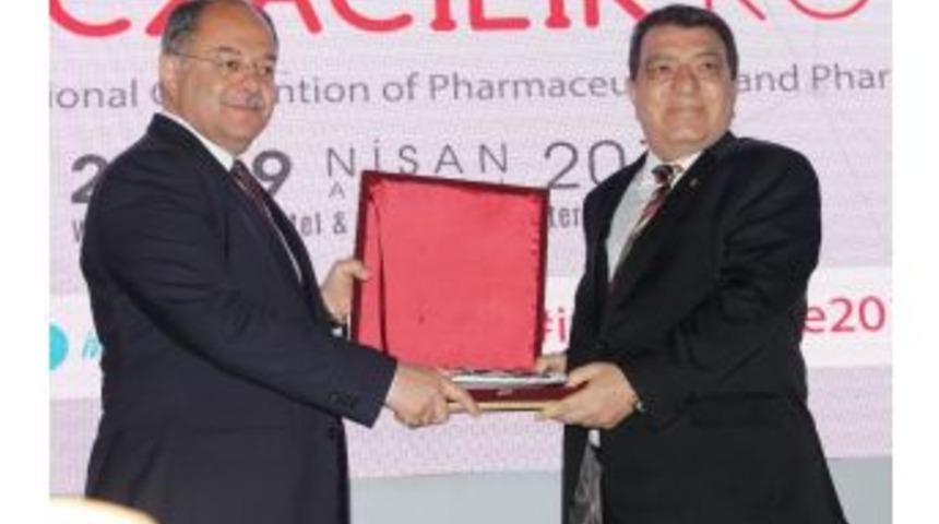 Ecz. Berat Beran&rsquo;a Sağlık Bakanından Teşekk&uuml;r Plaketi