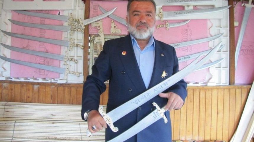 Kıbrıs Gazisi Ahşaptan Oyuncak Kılı&ccedil; Ve Han&ccedil;er Yapıyor