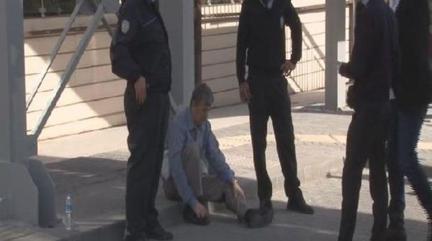 Polisin 'dur' Ikazına Uymayan Bir Kişi Bacağından Vurularak Yakalandı (2)