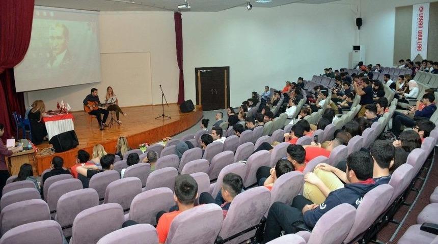 &Ouml;ğrenciler İngilizce Karaoke Yarışmasında Performanslarını Sergiledi