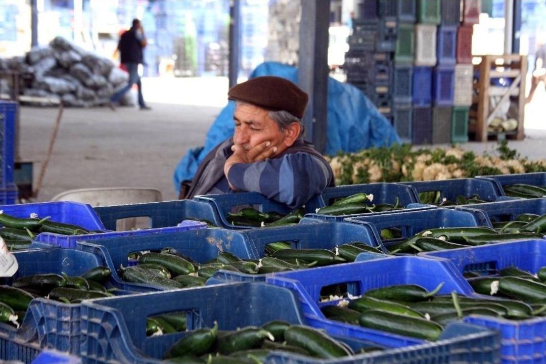 Kışın Zam Şampiyonu Biber &Ccedil;ift&ccedil;iyi &Uuml;zd&uuml;, Domates İse G&uuml;ld&uuml;rd&uuml;