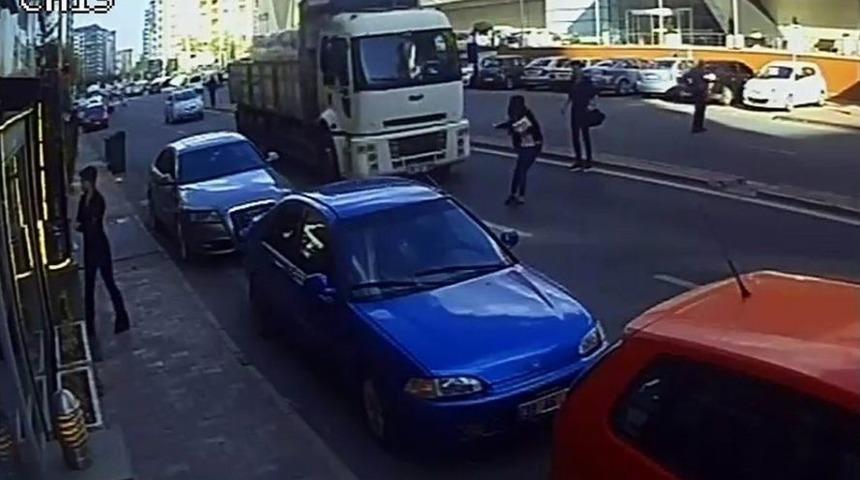 (&ouml;zel Haber) Gen&ccedil; Kız Ezilmekten Son Anda Kurtuldu