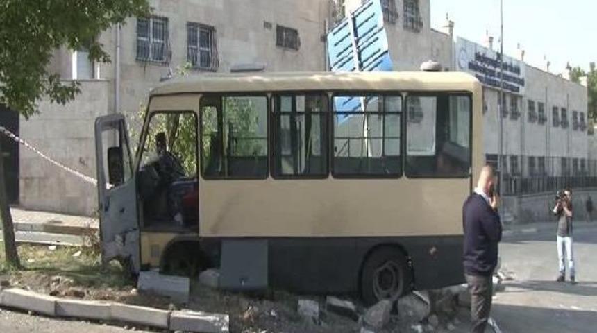 Sefak&ouml;y'de Yolcu Minib&uuml;s&uuml; Kaza Yaptı:6 Yaralı