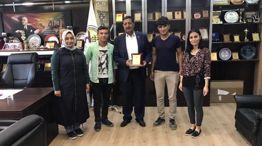 &Ouml;zyavuz&rsquo;dan Başarılı &Ouml;ğrencilere Hediye