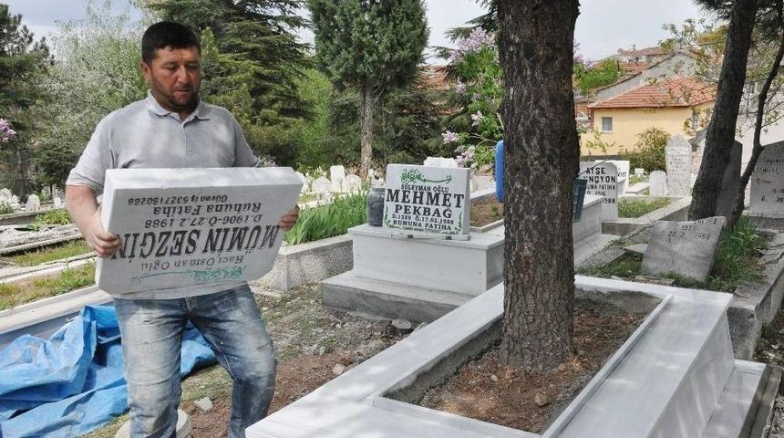 (&ouml;zel Haber) 20 Yıldır G&uuml;nlerini Mezarlıklarda Ge&ccedil;iriyor