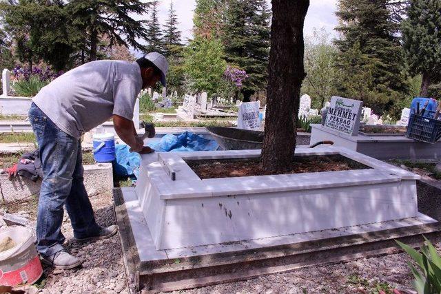 (özel Haber) 20 Yıldır Günlerini Mezarlıklarda Geçiriyor