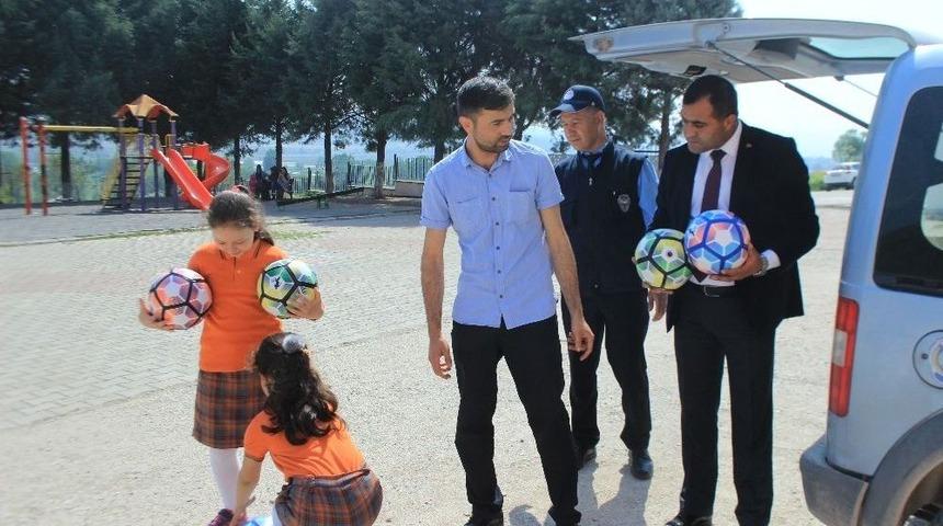 Osmaneli Belediyesi İlkokullara 2 Bin Adet Top Dağıttı