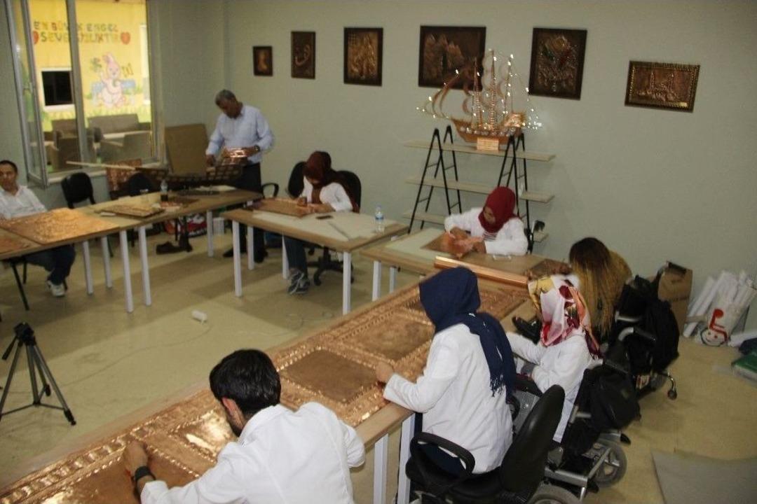 (&ouml;zel Haber) Engelleri Bakır R&ouml;lyef Sanatıyla Aşıyorlar