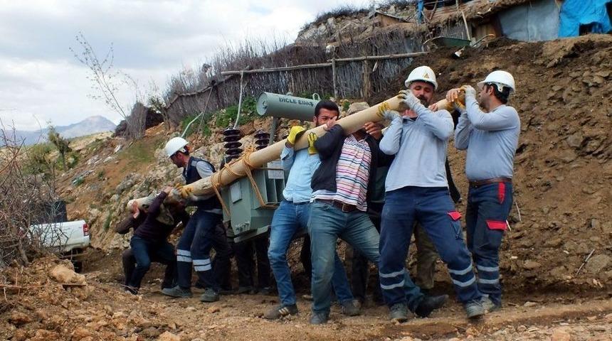 Dicle Elektrik Tepeleri Aşarak Yanan Trafoyu Değiştirdi