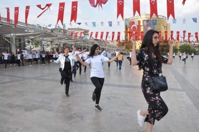 Zeybek Oyunu Provası Vatandaşlarla Renklendi 1