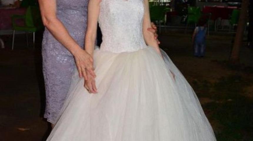 Zihinsel Engelli Sevtap'ın Gelinlik Hayali Ger&ccedil;ek Oldu