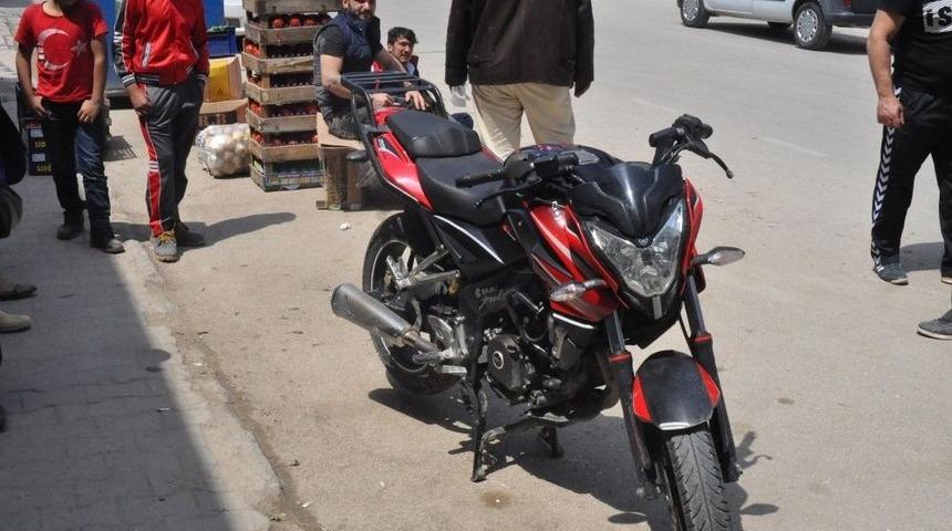 Motosikletli Gen&ccedil;ler Kazada Yaralandı