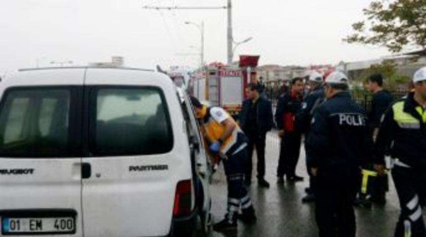 İş&ccedil;i Servisi Kaza Yaptı: 13 Yaralı