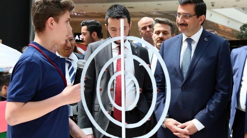 Ke&ccedil;i&ouml;renli K&uuml;&ccedil;&uuml;k Mucitlerin Robotları Sergileniyor