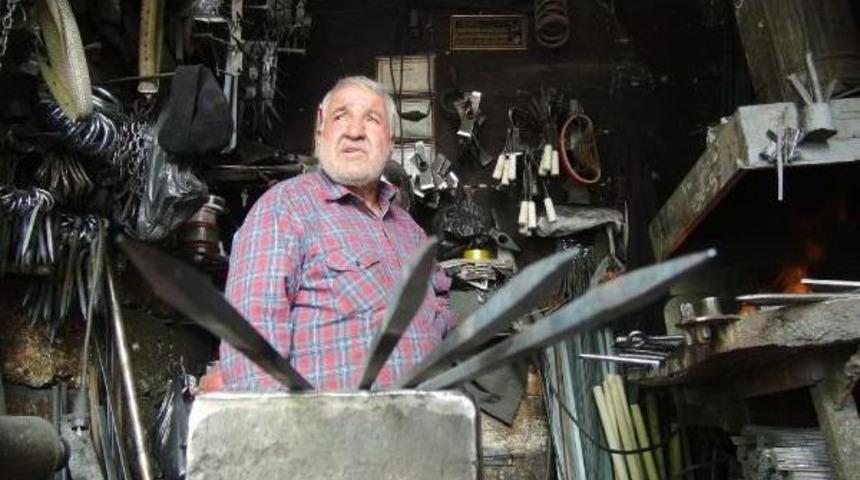 Şanlıurfa'da Yapılan Kebap Şişleri Ihra&ccedil; Ediliyor