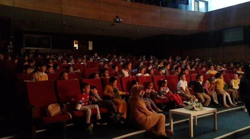 G&ouml;lbaşı Belediyesinden &Ouml;ğrencilere Tiyatro G&ouml;sterimi