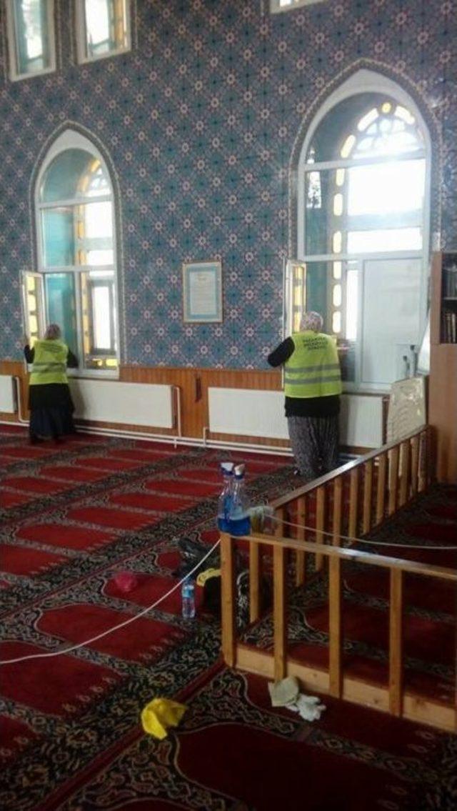 Pazaryeri&rsquo;nde Camiler Temizlenerek G&uuml;l Suyu İle Yıkanıyor 1